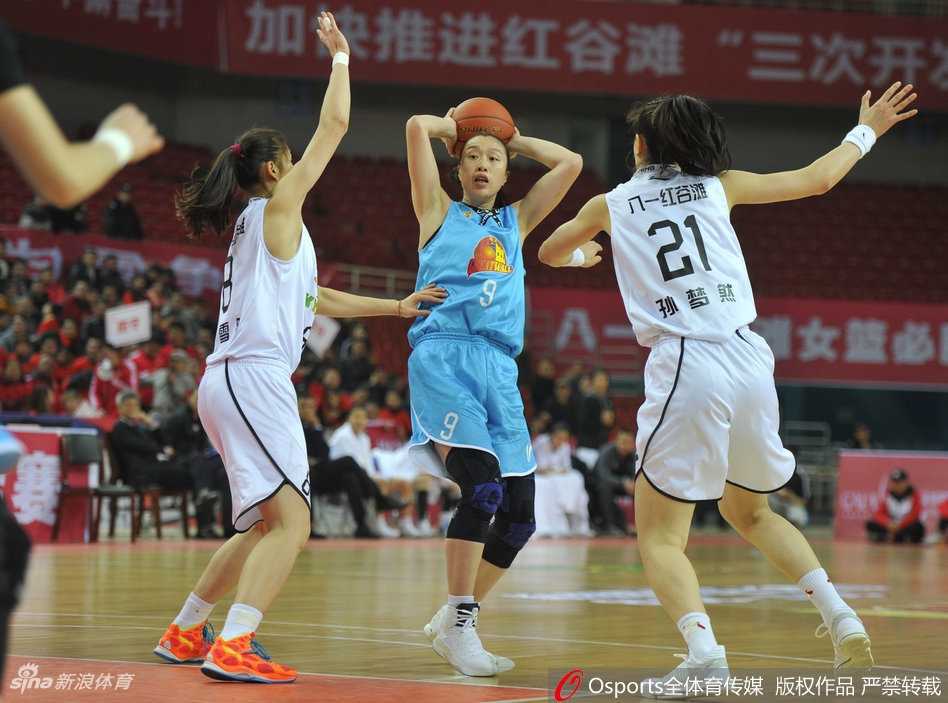 京城铁娘子军攻陷南昌,八一主场不败金身告破 在南昌主场球迷震耳欲聋的助威声中,八一女篮球员眼神坚毅,如同出征的战士,在寒夜里进行着最后的热身,誓要捍卫主场荣耀。