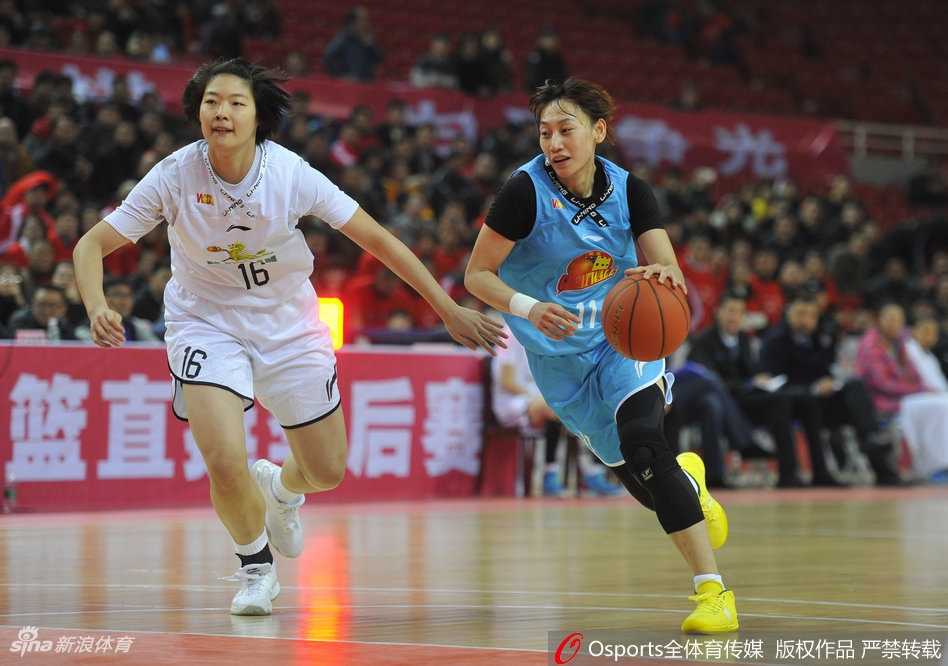 京城铁娘子军攻陷南昌,八一主场不败金身告破 八一女篮核心孙梦然在进攻端持球,面对北京队的防守悍将,她眼神犀利,利用灵活的步伐试图摆脱,寻找那稍纵即逝的突破良机。