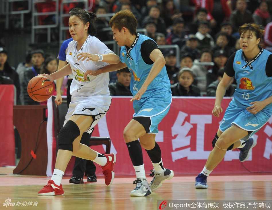 京城铁娘子军攻陷南昌,八一主场不败金身告破 八一女篮年轻小将潘臻琦在进攻中奋力拼抢,尽管身陷北京队两名防守球员的合围,她依然紧咬牙关,奋力将球高高抛起,展现出不屈的斗志。