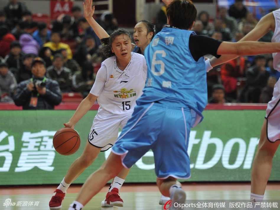 京城铁娘子军攻陷南昌,八一主场不败金身告破 北京队前锋邵婷犹如灵动的蝴蝶穿花于八一队的防线之间,她以标志性的突破上篮,在空中舒展身体,轻巧地躲避封盖,将球稳稳放进。