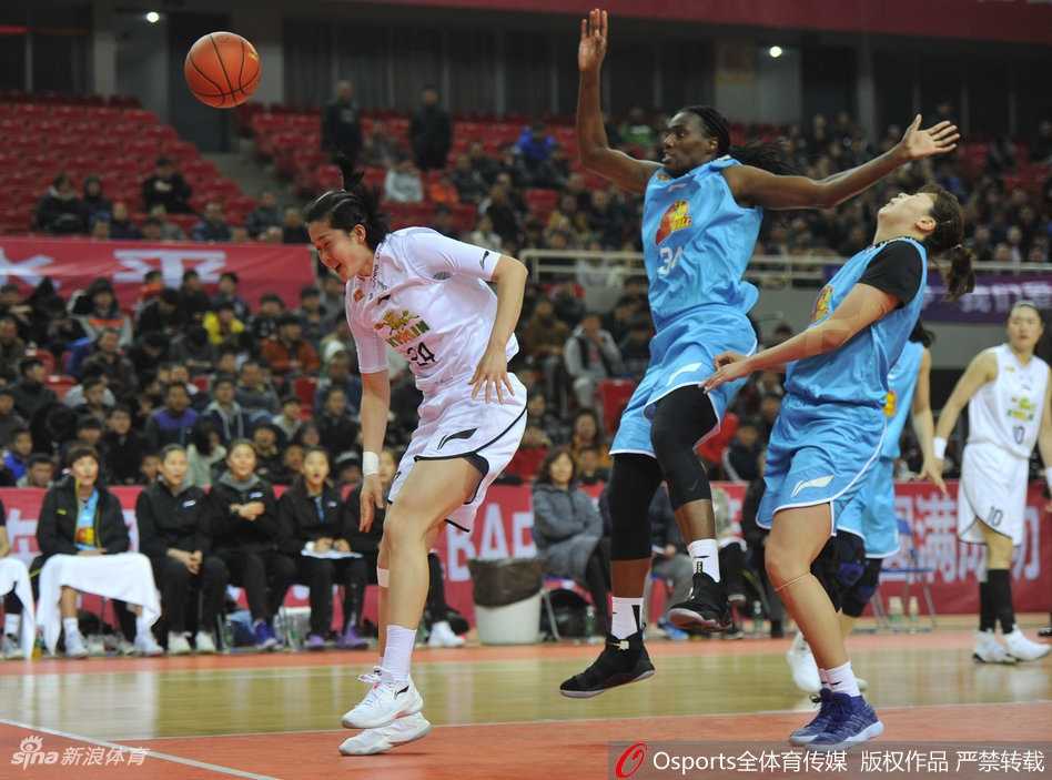 京城铁娘子军攻陷南昌,八一主场不败金身告破 胜负已分,八一女篮球员落寞地走向场边,背影写满遗憾。而场地另一端,北京队球员们已开始击掌相庆,这场强强对话终究成为了卫冕冠军的加冕礼。