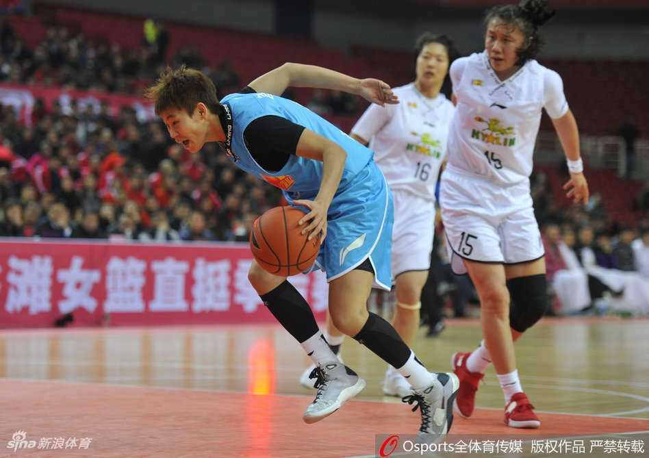 京城铁娘子军攻陷南昌,八一主场不败金身告破 北京队当家外援福尔斯在八一队多人围堵的严密防守下,依然凭借强悍的力量高举高打,指尖轻柔地将球送入篮筐,展现了超级中锋的绝对统治力。