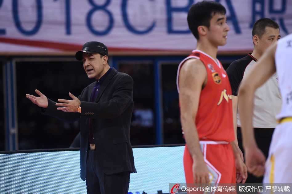 京城铁闸拒逆转,北控主场退八一迎连胜 许钟豪在失去平衡的情况下依然顽强将球抛向篮筐,他身后是两名北控外援高高跃起封盖的巨掌,画面定格在奋不顾身的一刻。