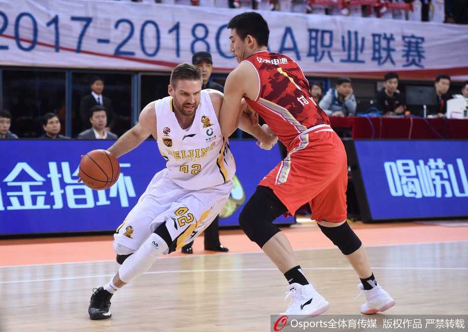 京城铁闸拒逆转,北控主场退八一迎连胜 王征在八一队员的环绕下强硬摘下一个前场篮板,落地瞬间他高举起双臂,仿佛在向全场宣告内线的绝对主权。