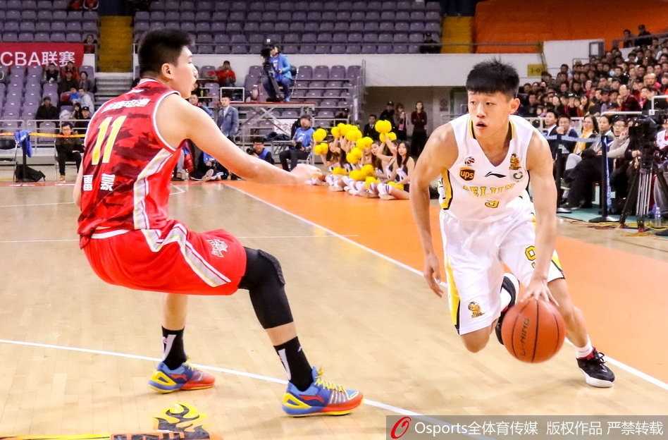 京城铁闸拒逆转,北控主场退八一迎连胜 杨敬敏底角扬手三分命中,球在空中划过完美弧线,他的右手仍保持着投篮出手后的优雅姿势。