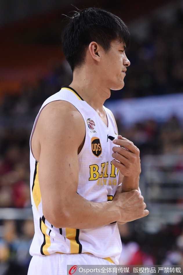 京城铁闸拒逆转,北控主场退八一迎连胜 八一队长雷蒙突破重围飞身上篮,身体在空中拉成一张弓,球衣因剧烈运动而翻起,彰显着军旅之师的顽强。