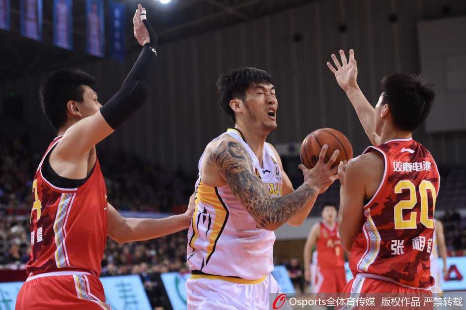 京城铁闸拒逆转,北控主场退八一迎连胜 北控外援兰多夫背身单打,利用强壮的身体倚住防守,肌肉碰撞的瞬间仿佛能听到赛场上的沉闷巨响。