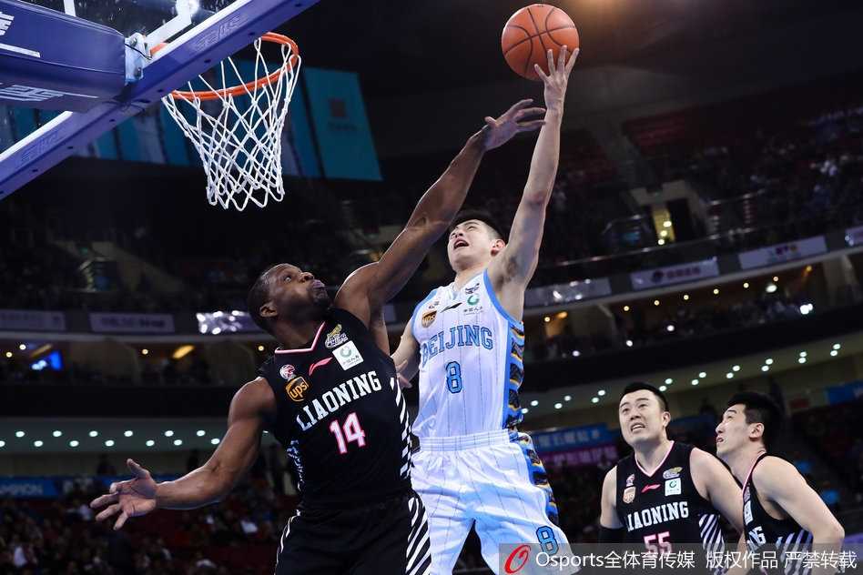 北京队的悍将王骁辉用尽全身力气跳起封盖，他的防守让辽宁外援感受到了铜墙铁壁般的压迫感，这正是北京队当晚防守的缩影。