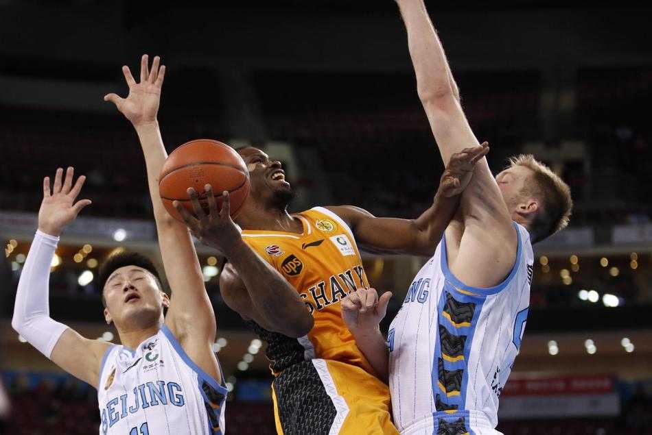 常林在内线展现出强硬姿态，他背身单打任骏威，肌肉碰撞的瞬间力量感十足，最终用一记小勾手将球送入篮筐。