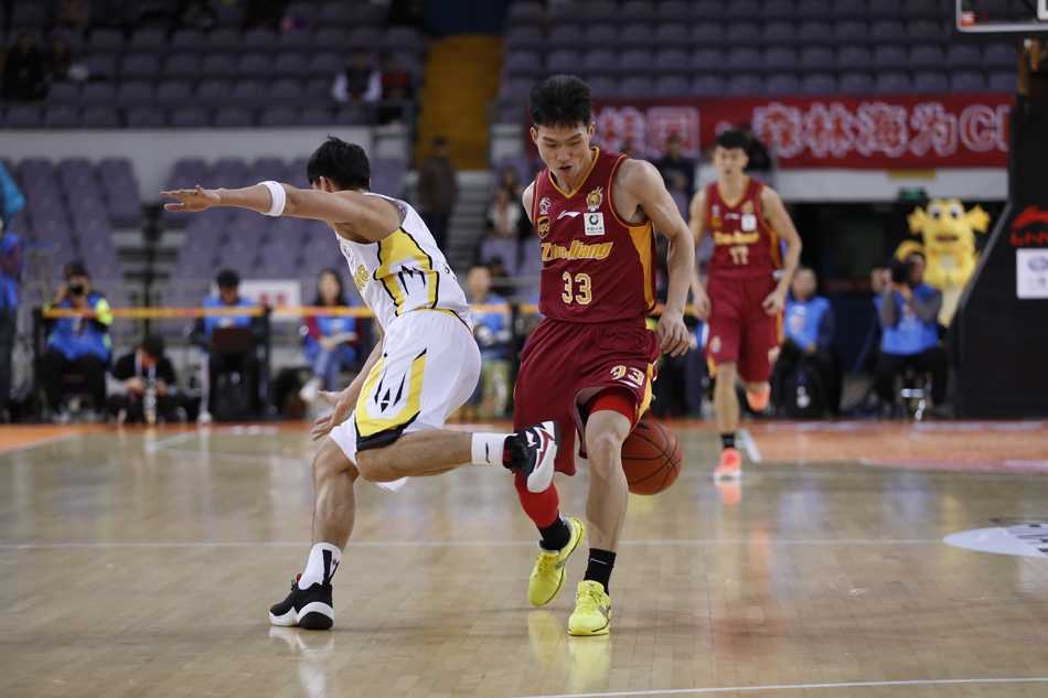 兰多夫顶着浙江队防守悍将，用标志性的梦幻脚步晃开空间，柔和的手感将球送入篮筐，这一球展现了他作为全能内线的细腻技术。