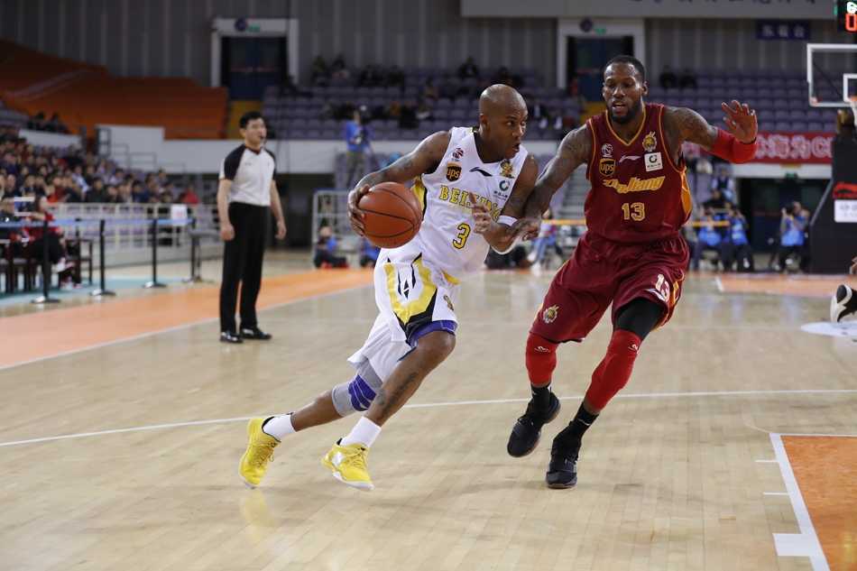 斯托克斯在三人围堵下拼下前场篮板，落地瞬间二次起跳将球狠狠砸进篮筐，这次强硬的进攻彻底点燃了浙江队替补席的激情。