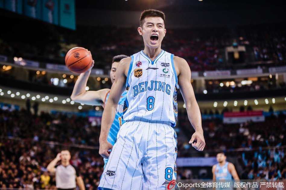 京城铁骑狂飙三分 单外援首钢主场大胜新疆完成复仇 北京队翟晓川如猛虎下山般持球突破,新疆队防守球员竭力阻挡,空气中弥漫着肌肉碰撞的火药味。