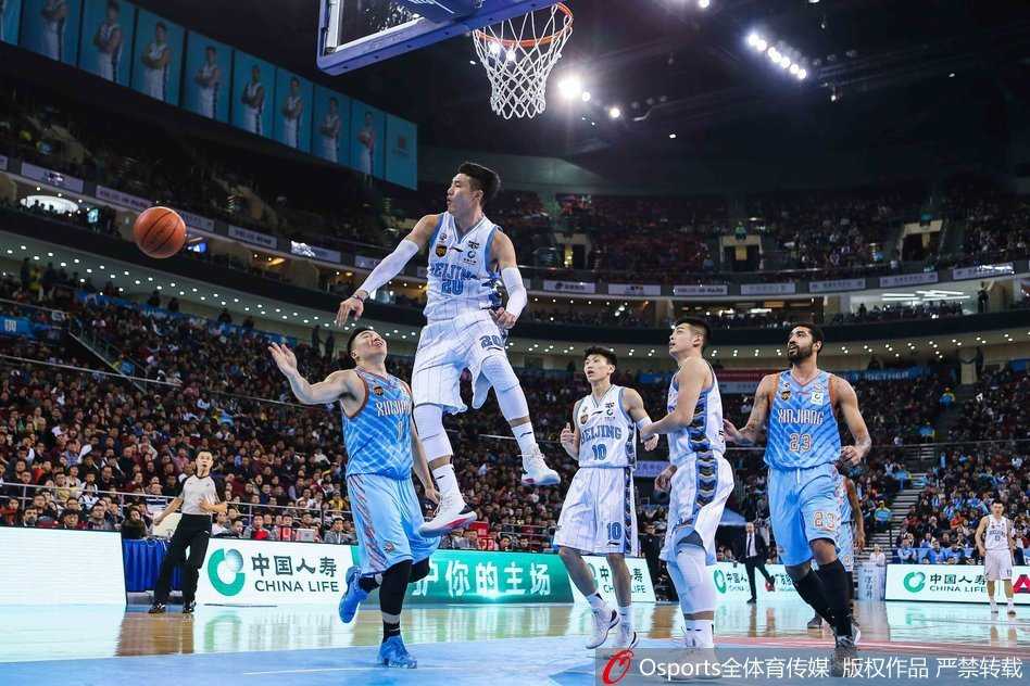 京城铁骑狂飙三分 单外援首钢主场大胜新疆完成复仇 方硕在新疆队员的严密包夹下依然冷静护球,眼神坚毅地寻找着队友,犹如穿越火线的指挥官。