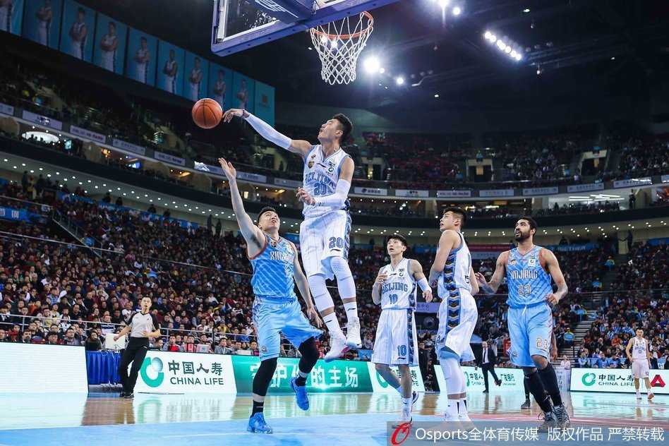 京城铁骑狂飙三分 单外援首钢主场大胜新疆完成复仇 北京外援汉密尔顿在新疆内线群中高高跃起,单手抓球试图补扣,展现出惊人的臂展和制空权。