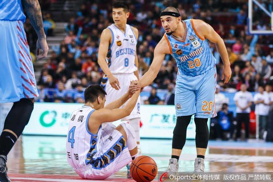 京城铁骑狂飙三分 单外援首钢主场大胜新疆完成复仇 北京队刘晓宇面对李根的贴身紧防,利用节奏变化强行突破,两人的肌肉线条在对抗中清晰可见。