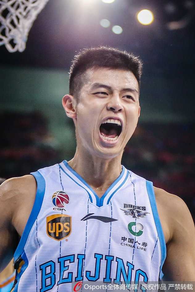 京城铁骑狂飙三分 单外援首钢主场大胜新疆完成复仇 北京神射朱彦西跳起出手三分,篮球在空中划出完美弧线,他的手型在聚光灯下显得无比自信。