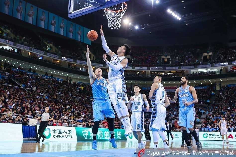 京城铁骑狂飙三分 单外援首钢主场大胜新疆完成复仇 翟晓川上演势大力沉的单手劈扣,整个身体犹如拉满的弓弦,五棵松体育馆的背景瞬间被点燃。