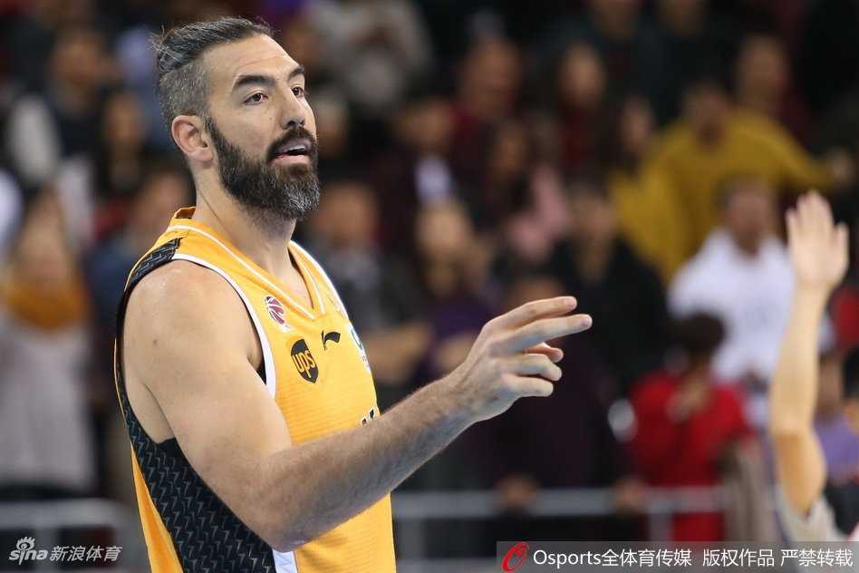 京城铁骑狂飙三分雨,团队篮球大胜山西 常林高高跃起,双手将球砸入篮筐,防守球员只能望球兴叹,整个球馆的欢呼声仿佛要冲破屋顶。