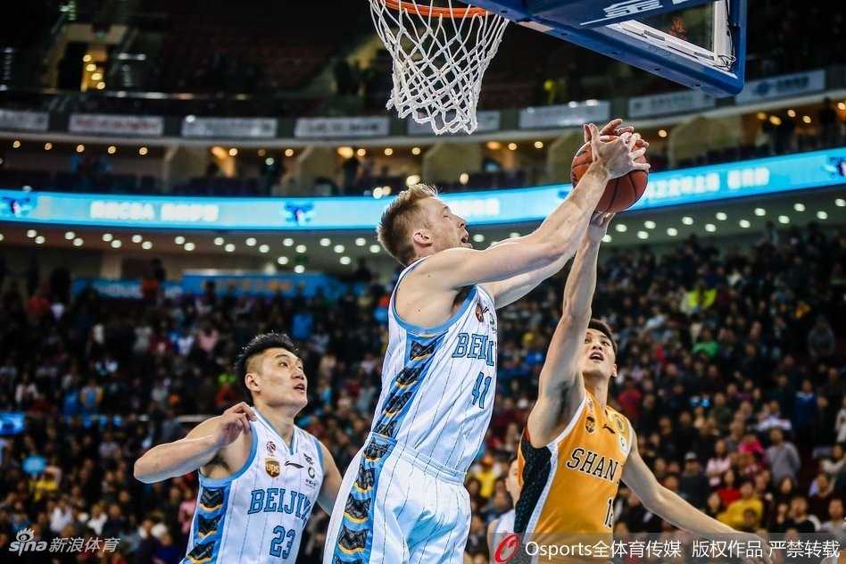 京城铁骑狂飙三分雨,团队篮球大胜山西 杰克逊与汉密尔顿在暂停后走向场内,两人击掌相庆,眼神中充满了默契和对胜利的无限渴望。