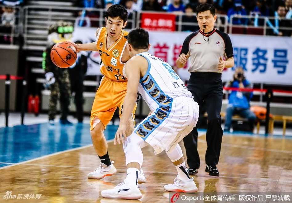 京城铁骑狂飙三分雨,团队篮球大胜山西 杰克逊嘴角微微上扬,轻松写意地将球抛向空中,助攻队友完成空中接力,这是属于团队篮球的美妙乐章。