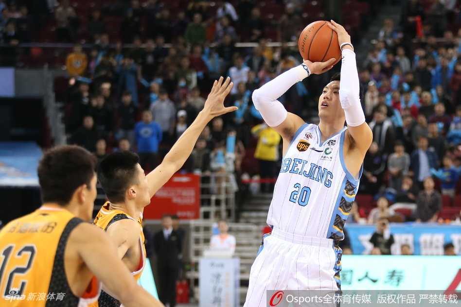 京城铁骑狂飙三分雨,团队篮球大胜山西 汉密尔顿迎着防守球员,长臂高擎单手将球摁进篮筐,篮架下的摄影机记录下了这记势大力沉的双手暴扣瞬间。
