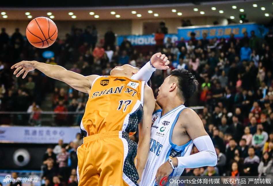京城铁骑狂飙三分雨,团队篮球大胜山西 翟晓川外线持球,面对扑防上来的山西球员,眼神坚定地出手三分,篮球在空中划出一道美妙的弧线。