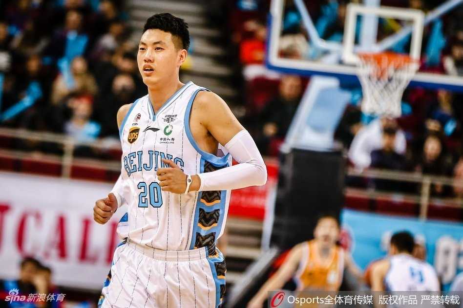 京城铁骑狂飙三分雨,团队篮球大胜山西 方硕运球快速通过半场,眼神机警地观察着队友的跑位,准备送出撕破对手防线的精妙传球。