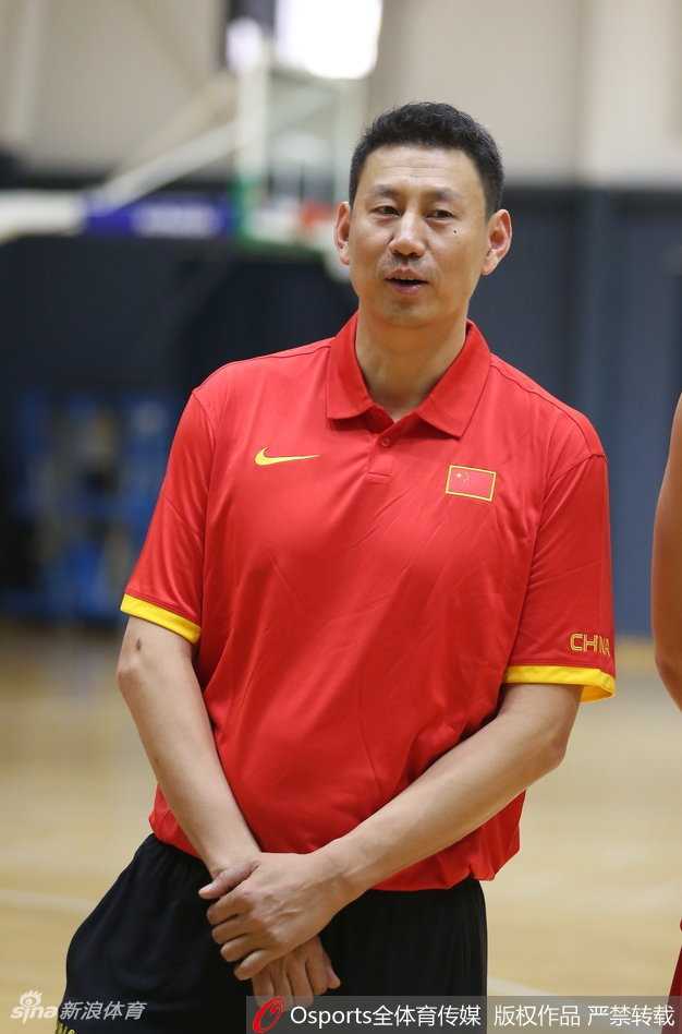 助教胡雪峰神情专注，小心翼翼地将一张白色的值班表粘贴在墙面上，这不仅仅是一张表格，更是新一届国家队严谨管理、作风建设的无声宣言。