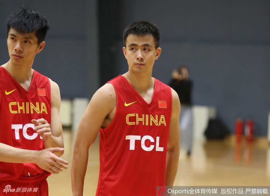 红队众将士围成一个密不可分的同心圆，李楠指导在圈心振臂高呼，队员们随之爆发出整齐的怒吼，那一刻，个体的力量汇聚成洪流，誓言要在未来的赛场上掀起一场青春风暴。