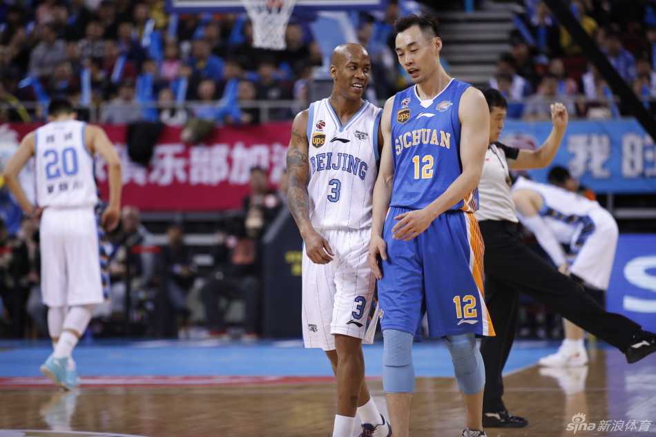 比赛结束的哨声吹响，筋疲力尽的马布里与队友孙悦击掌相庆，两人脸上露出如释重负的笑容，这一刻属于团队的胜利。