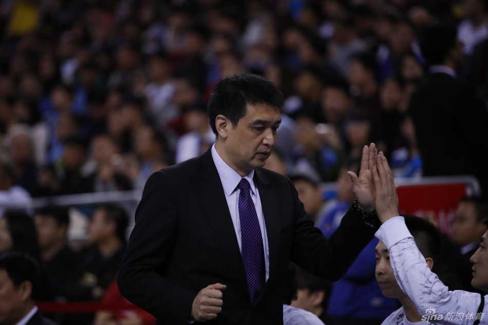 伊朗中锋哈达迪利用巨大的身体优势在禁区强打，他张开手臂扛开防守，用标志性的篮下勾手试图撕裂北京队的防线。