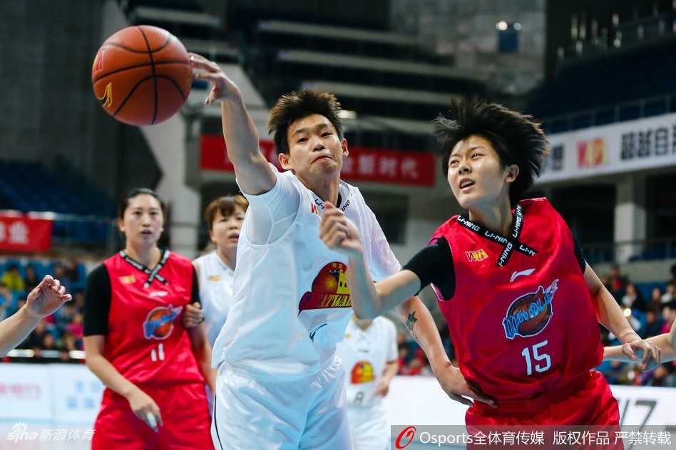 北京队主教练张云松在场边神情专注，大声向场内队员传达战术指令，他的运筹帷幄是球队豪取五连胜的重要保障。