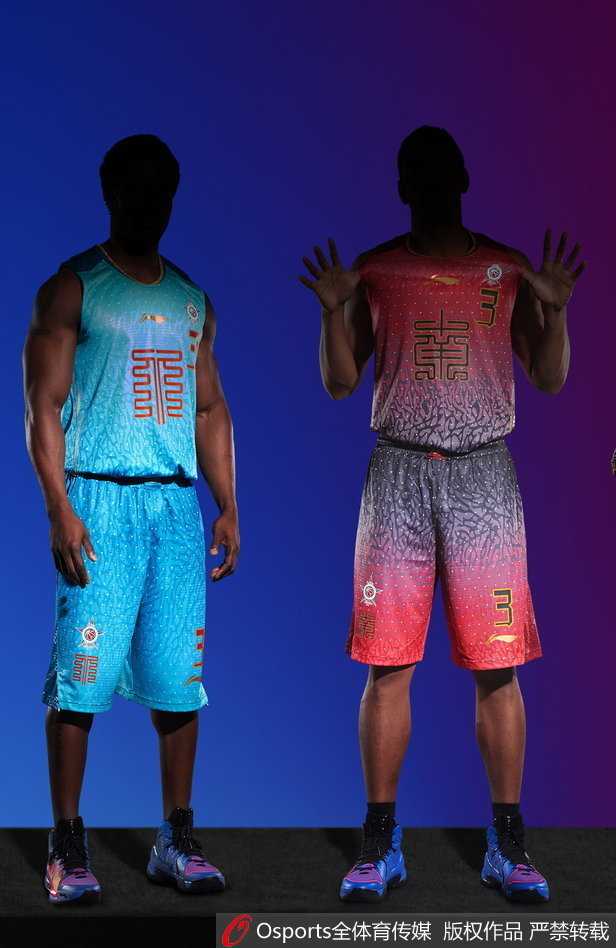 光芒闪耀的CBA全明星赛场上，北方明星队（左）与南方明星队（右）的队员们身着主客场战袍并肩而立，浅蓝与炽红交织出冰与火的篮球赞歌。