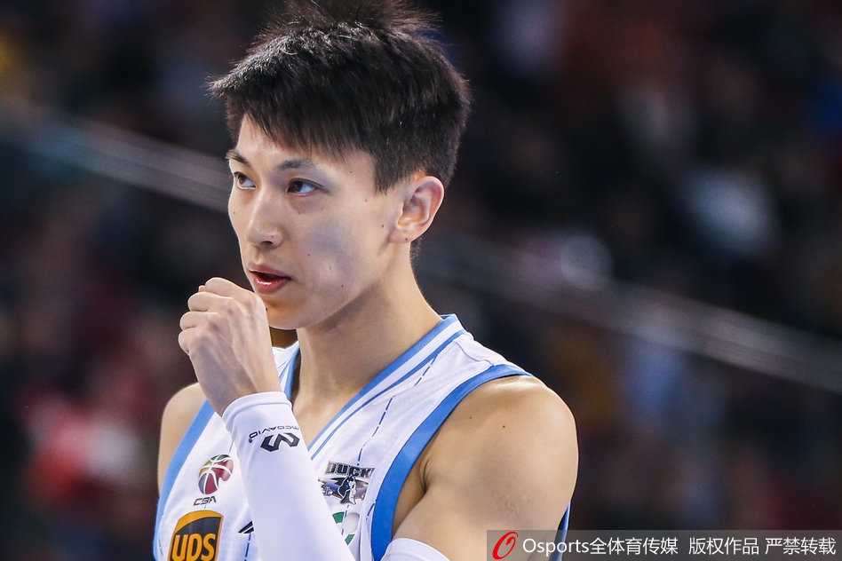 京旅大捷破三连败阴霾 强势复仇送川军季后赛梦碎 比赛结束哨声响起,北京首钢全体队员在场地中央围成一圈,忘情庆祝这场关键胜利,他们终于一扫阴霾锁定季后赛资格。