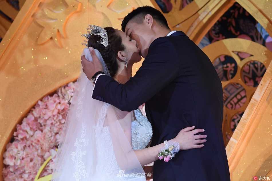 翟晓川身着笔挺西装，手捧娇艳的鲜花，在众人见证下，深情款款地望向身着唯美白纱的新娘杨思雨。