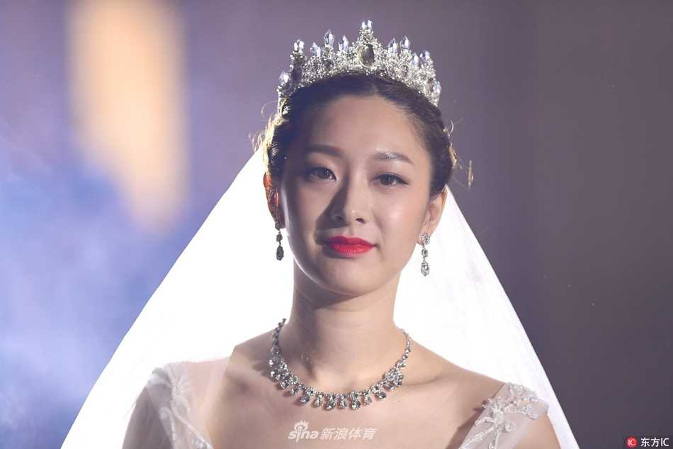 北京首钢的队友们围绕在新郎新娘身边，大家一起对着镜头开心地合影留念，记录下这珍贵而又充满兄弟情谊与祝福的婚礼时刻。