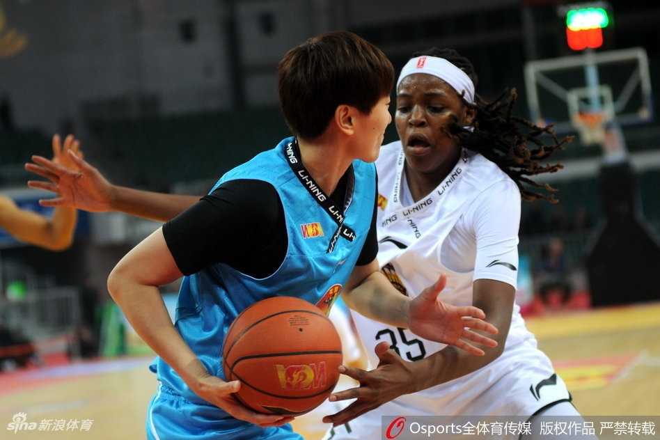 山西外援琼斯在人群中高高跃起，凭借出色的臂展和卡位意识，全力拼抢下这个至关重要的防守篮板球。