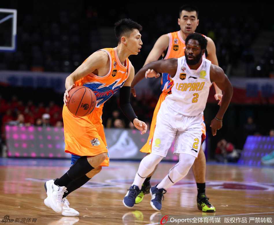 马齐-兰佩背身单打，他像一座铁塔般倚住防守，柔和的手感让转身投篮轻松命中，对手无可奈何