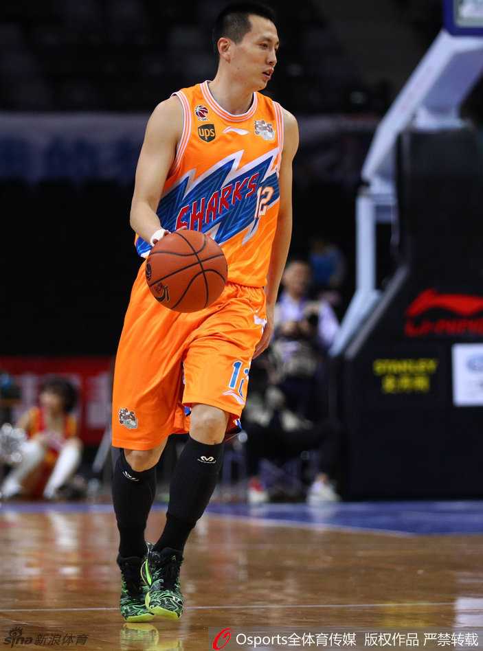 亚布塞莱与外援在空中激烈对抗，他用强壮的身体顶开防守，在失去重心前将球抛向篮筐，完成打三分壮举