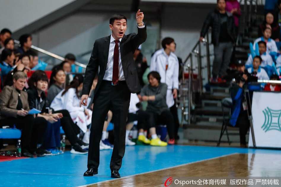 北京女篮队员们赛后围成一圈，庆祝这场关键胜利，脸上洋溢着自信的笑容。