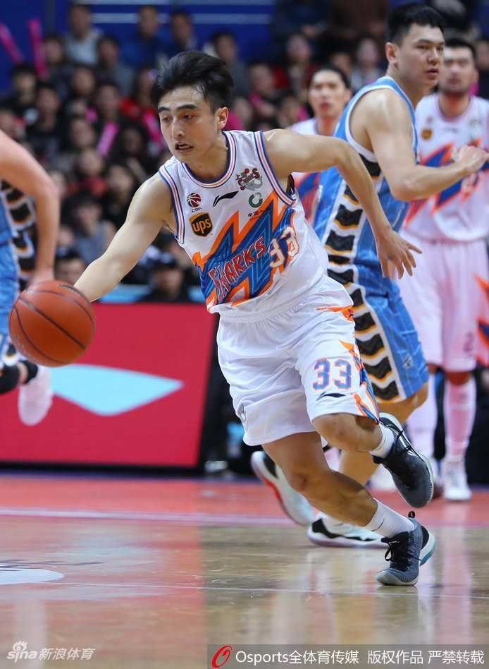 方硕稳稳站上罚球线，深吸一口气，手腕轻压，篮球空心入网，为这场惊心动魄的大战画上休止符。