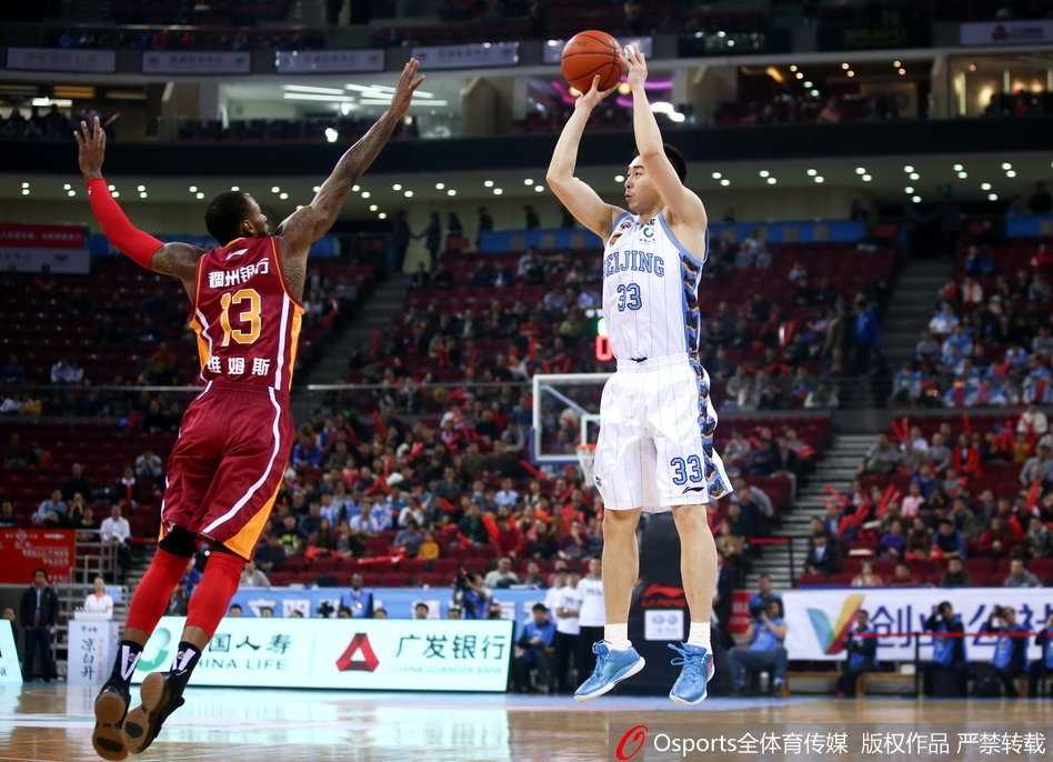北京队球员张才仁在快攻中面对浙江队的回防，他眼神坚定，步伐矫健，试图通过一次上篮为球队续上火力。