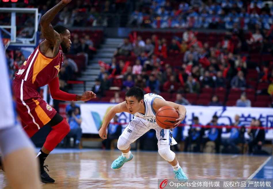 杰曼在浙江队严密的联防中犹如一把尖刀，他利用节奏变化试图撕裂对手防线，这一球展现了其出色的个人能力。