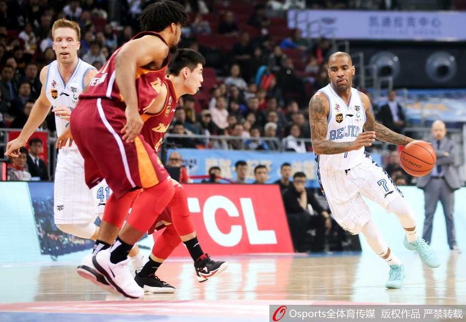 孙铭徽在严密防守下依然闲庭信步地组织进攻，他作为浙江队的大脑，每一次传球都精准地撕开着北京队的防线。