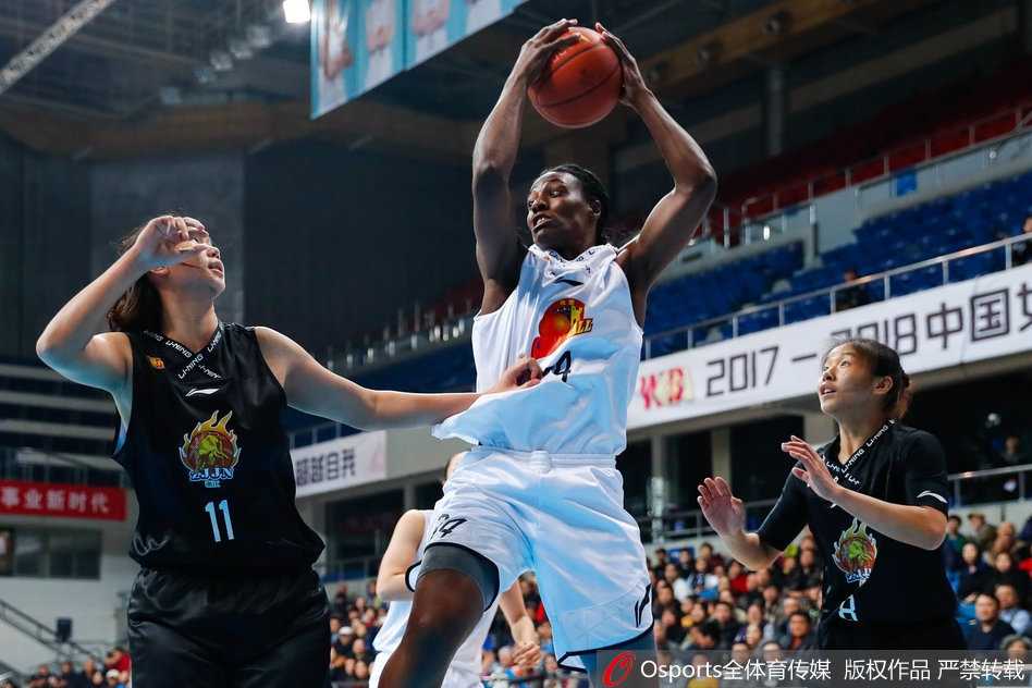 京浙大战风云突变 卫冕冠军主场血洗浙江强势扳平 福尔斯内线翻江倒海,北京队攻防支柱挺立禁区