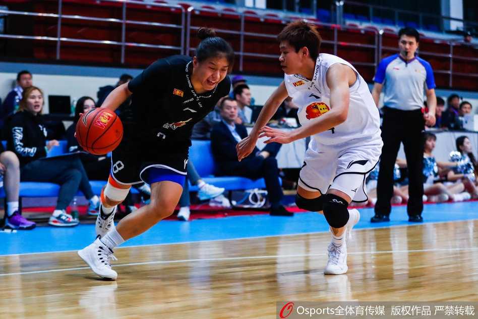 京浙大战风云突变 卫冕冠军主场血洗浙江强势扳平 北京众将围成一团激情庆祝,主场大捷的喜悦溢于言表