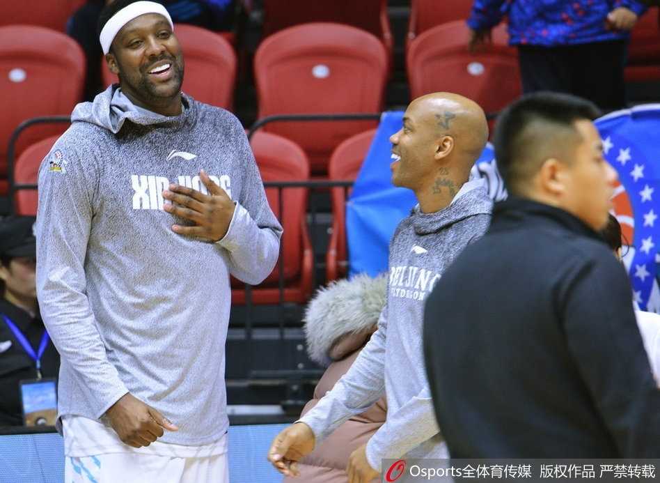 布拉切在赛前热身中尝试一次勾手投篮，马布里站在一旁双手叉腰观看，眼神中流露出对这位老对手的欣赏与警惕。