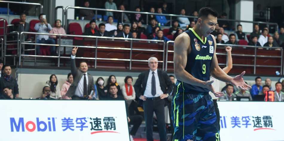 京粤大战方硕时刻 北京首钢复仇广东宏远 雅尼斯教练在场边激情指挥,双手握拳,面部表情因专注而略显狰狞,他打造的防守体系是球队获胜的基石。