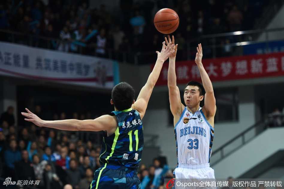 京粤大战方硕时刻 北京首钢复仇广东宏远 方硕在防守球员的围堵中高高跃起,手腕轻压,皮球划出一道完美弧线,这正是那记杀死比赛的关键三分瞬间。