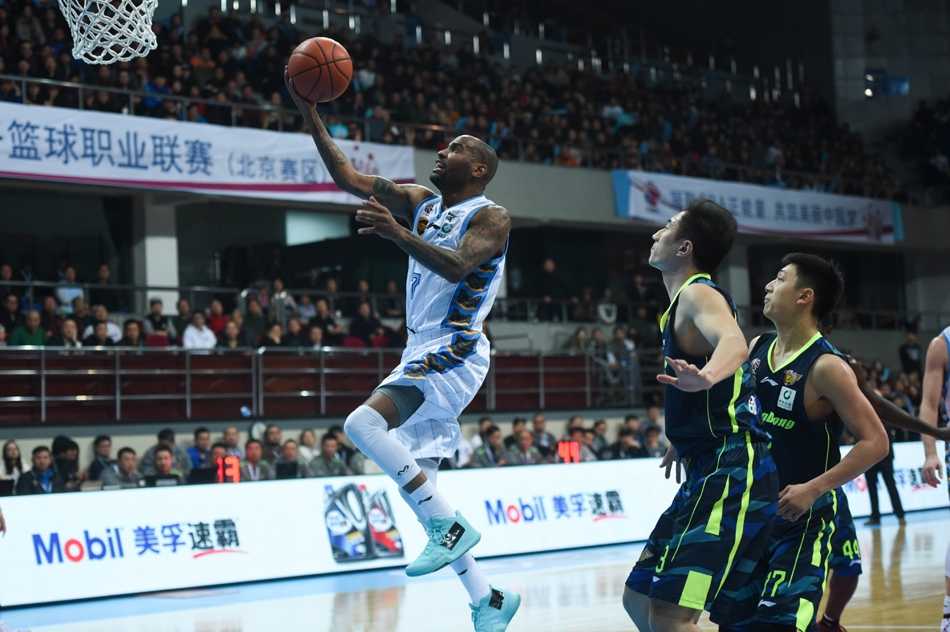 京粤大战方硕时刻 北京首钢复仇广东宏远 翟晓川在人群之中高高跃起,指尖轻轻一点,将弹框而出的皮球补进篮筐,这次压哨得分极大提振了全队士气。